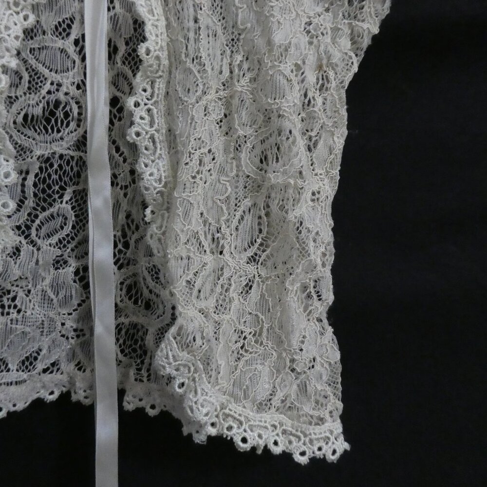 Elegant Lace V-Neck Camisole Top With 3 Button Front Detail P2P 13.5 inches - Picture 8 of 16